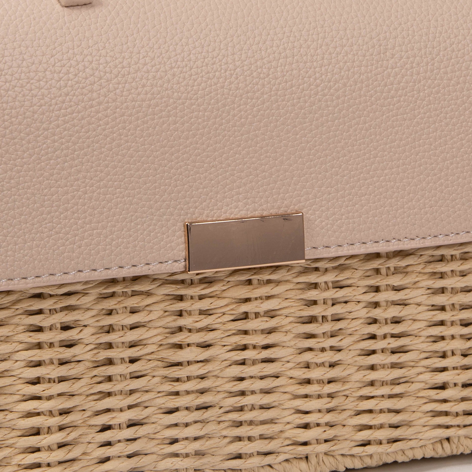 Bolso “Bamboo Chic” | Bolso mini rígido de rafia con solapa de ecopiel