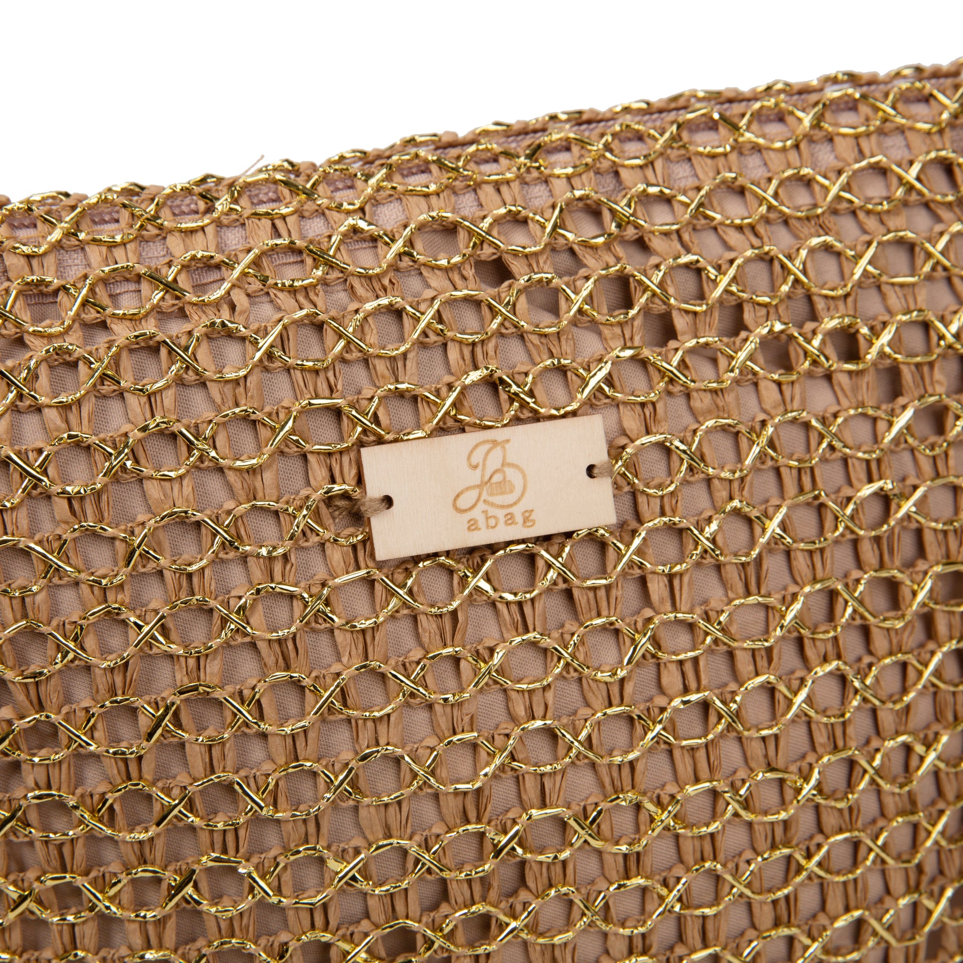 Bolso “Golden Net” – crossbody de rafia con malla dorada que roba miradas