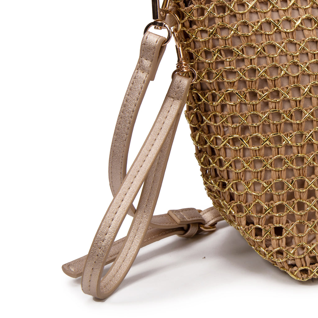 Bolso “Golden Net” – crossbody de rafia con malla dorada que roba miradas