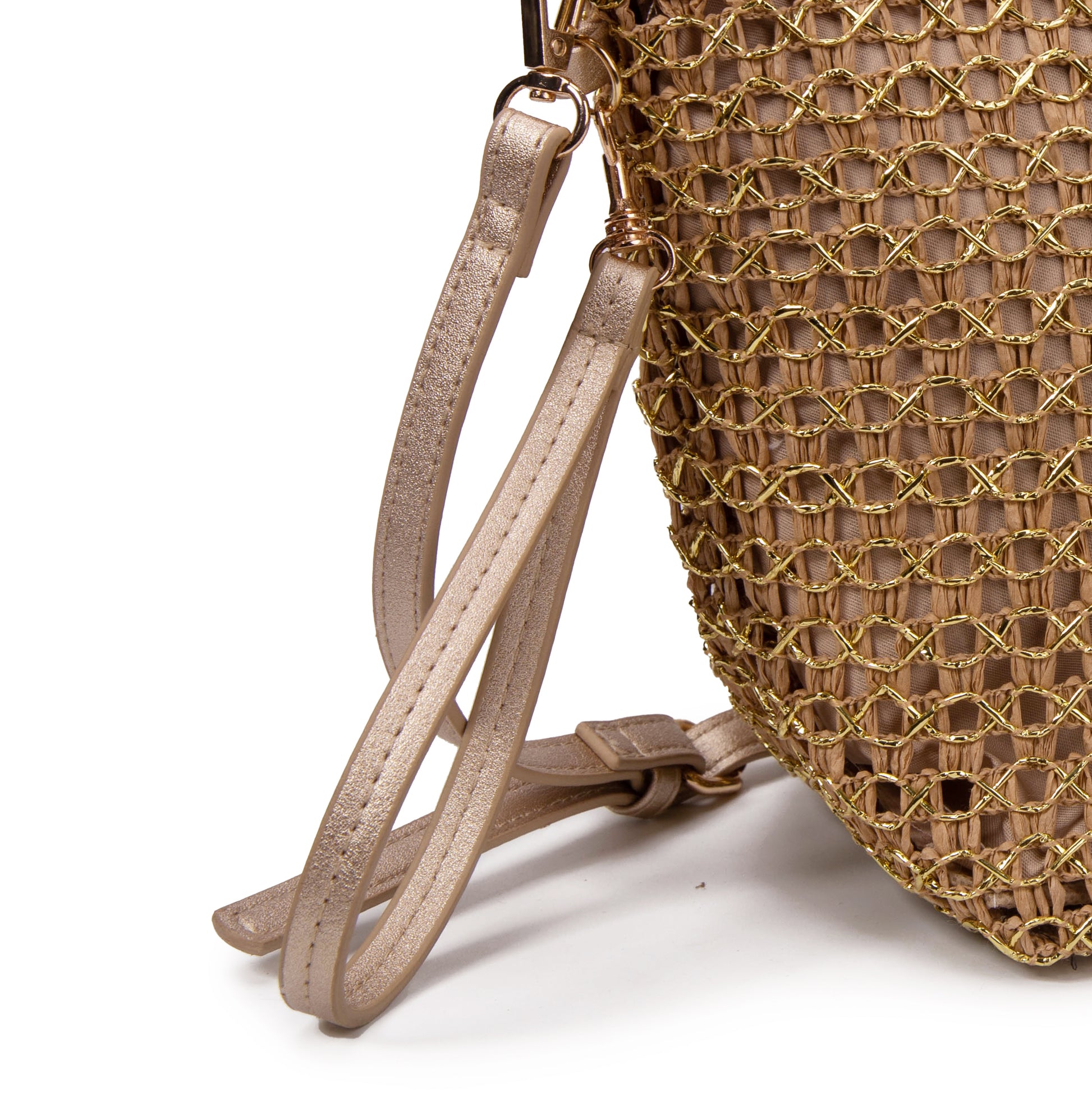 Bolso “Golden Net” – crossbody de rafia con malla dorada que roba miradas