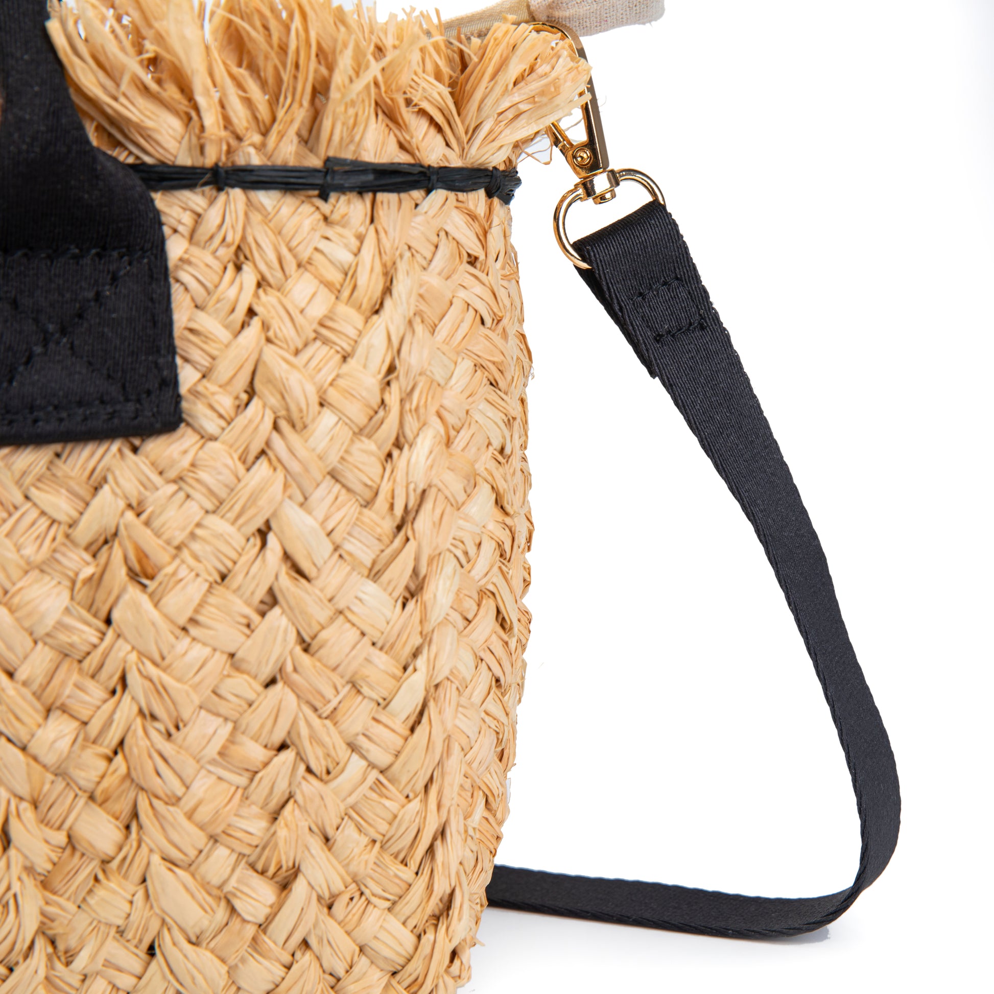 Capazo mini de rafia con flecos y asas negras | Bolso bandolera verano