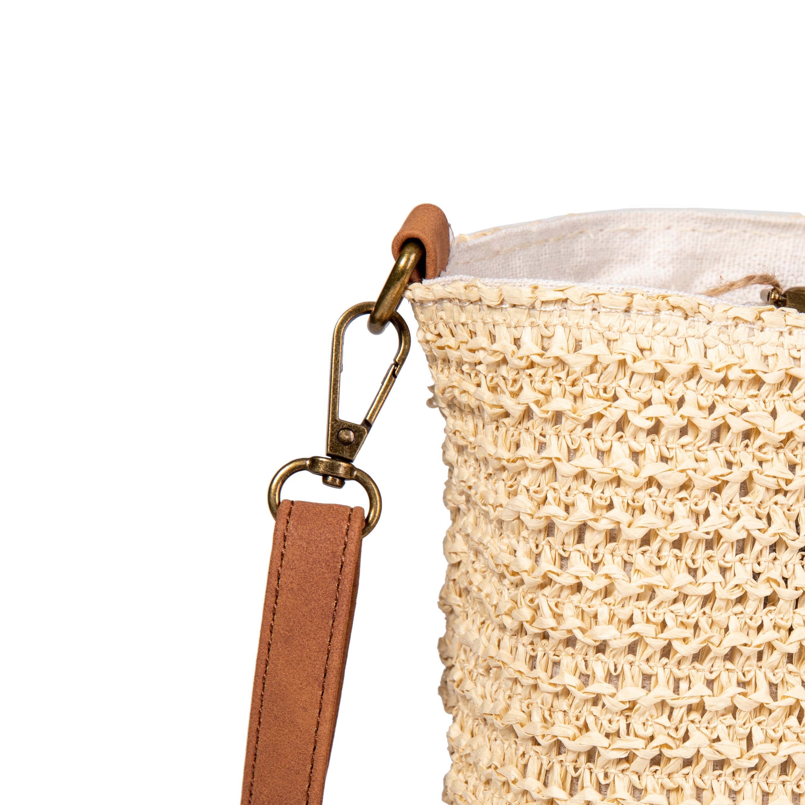 Bolso de rafia con tachuelas